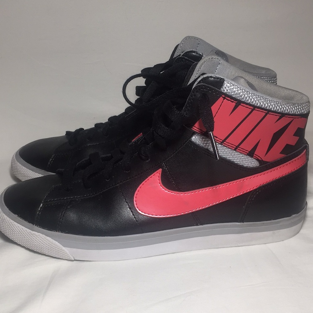VINTAGE Nike Sneakers